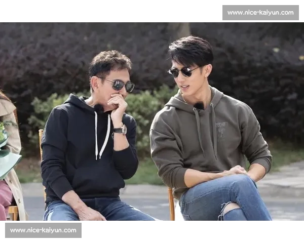 李明携子亮相世俱杯！高颜值父子同框引热议