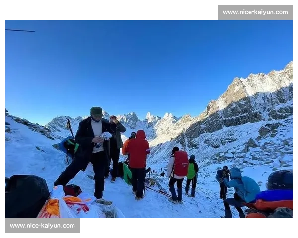 四姑娘山滑坠悲剧：16 岁少年未戴安全绳坠亡，航拍仅见雪地血迹